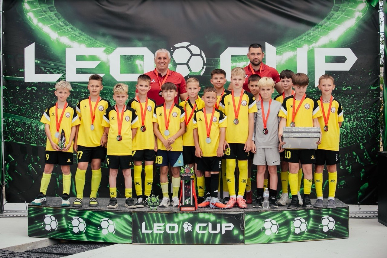 Гравці ФК Гостинний двір після турніру LEO CUP